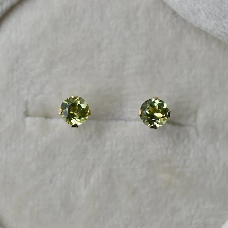 Ripple motif earrings-14k Claw-Set Peridot Studs