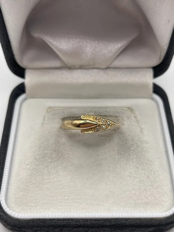 Flow style rings-9ct gold diamond ring