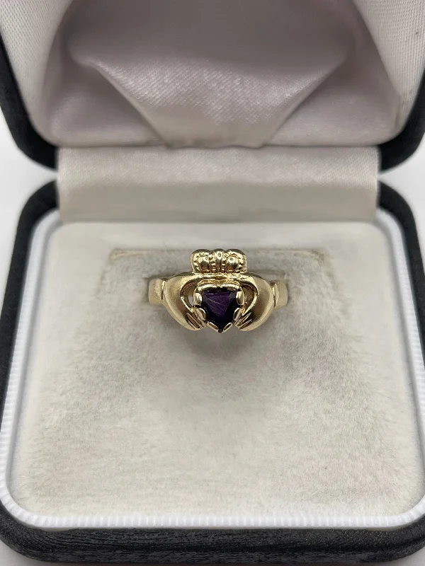 Firm clasp rings-9ct gold amethyst claddagh ring