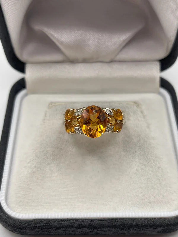 Light texture rings-9ct gold citrine and diamond ring