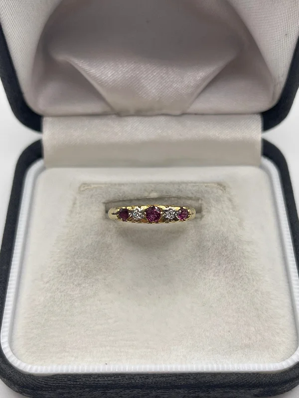 Hand-glossy rings-18ct gold ruby and diamond ring