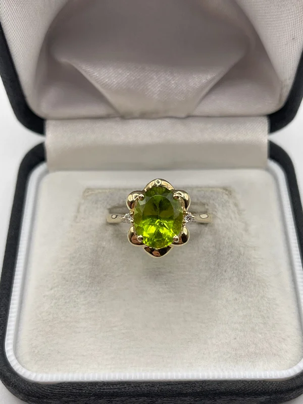 Woven motif rings-9ct gold peridot and diamond ring