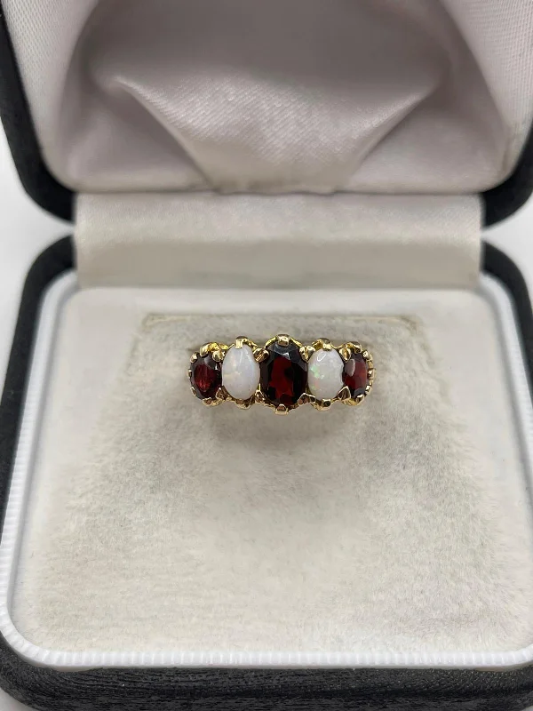 Small star rings-9ct gold garnet and opal ring