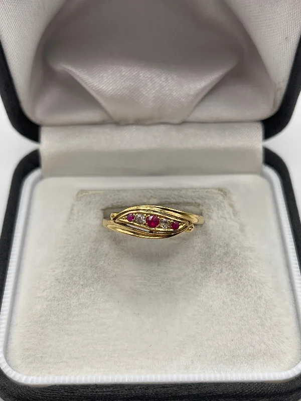 Hand-glossy rings-Antique 18ct gold ruby and diamond ring