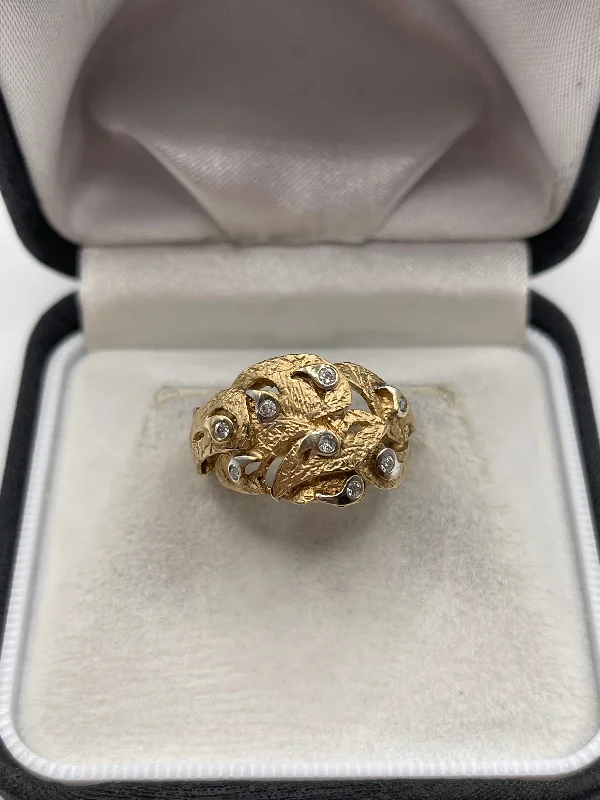 Curved art rings-9ct gold diamond ring