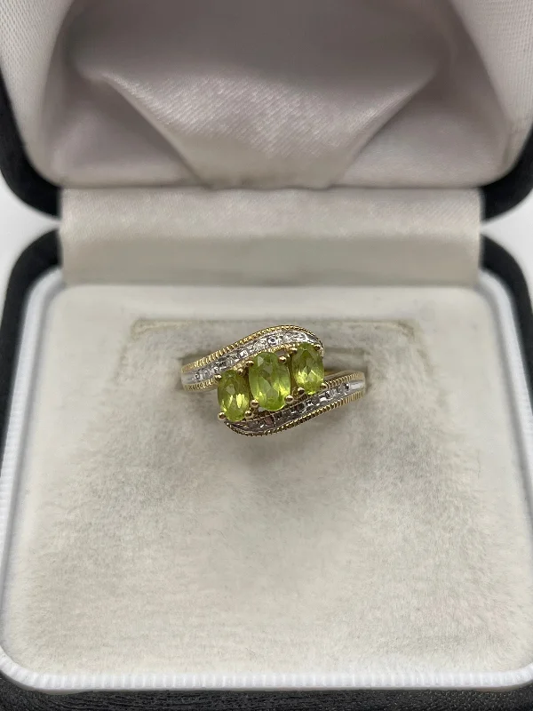 Topaz cut rings-9ct gold peridot and diamond ring