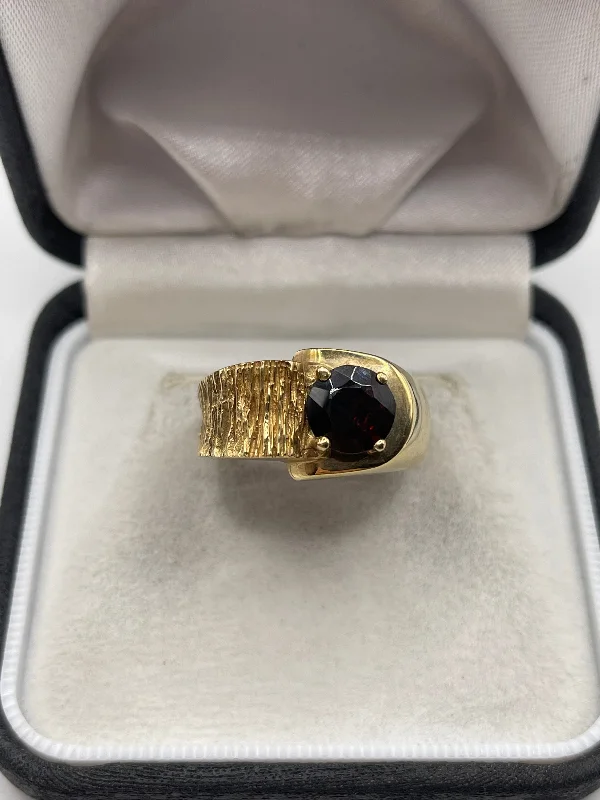 Solid band rings-9ct gold garnet buckle ring