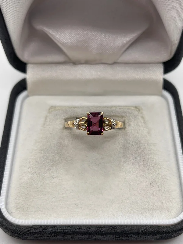 Slide band rings-9ct gold garnet and diamond ring