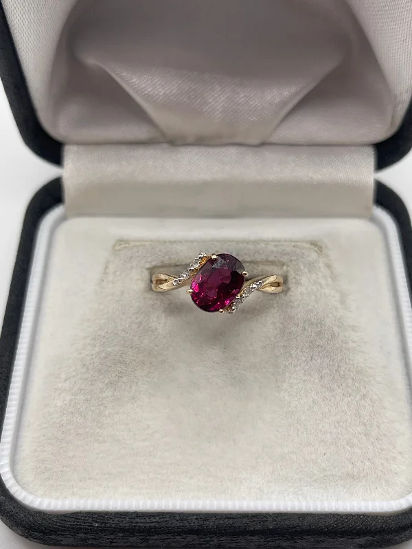 Small heart rings-9ct gold garnet and diamond ring