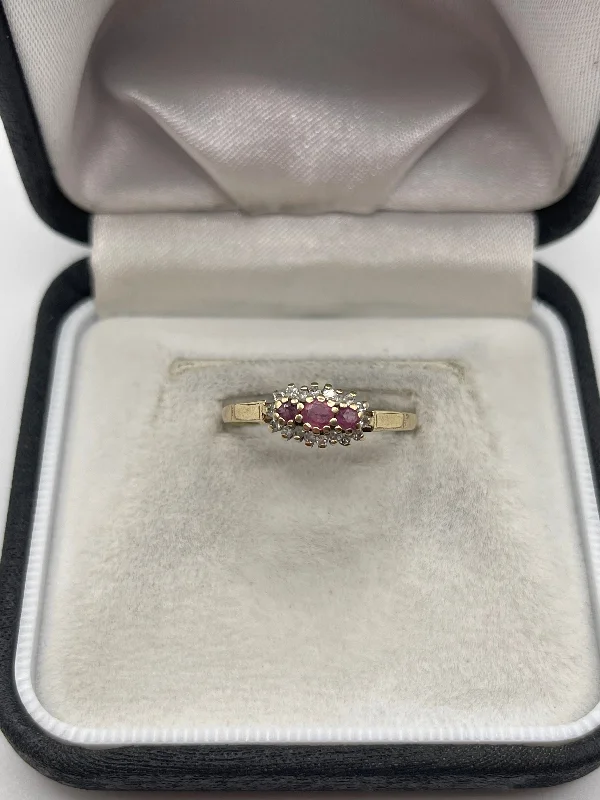 Light texture rings-9ct gold ruby and diamond ring