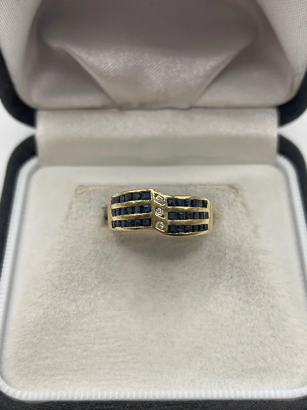 Small heart rings-18ct gold sapphire and diamond ring