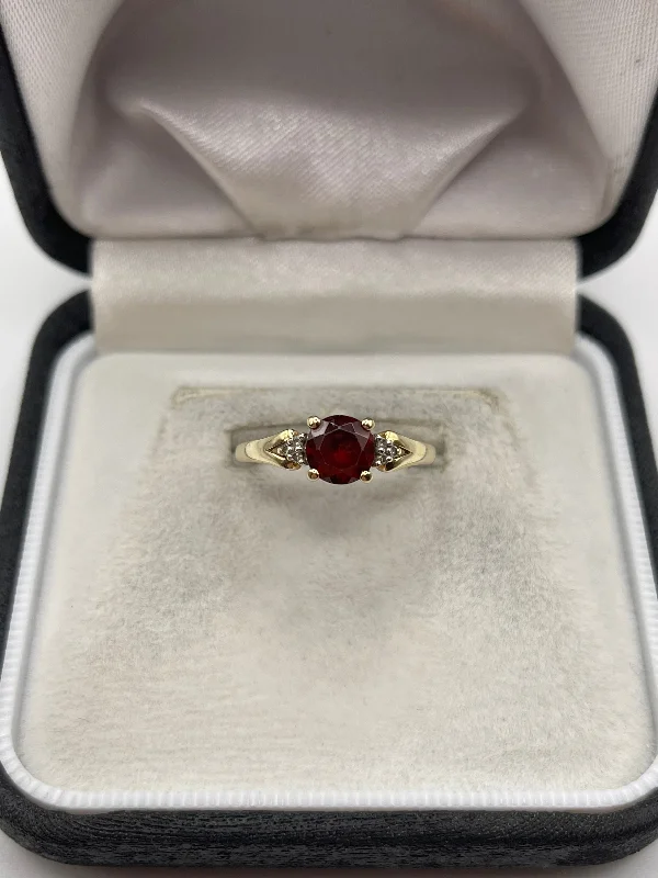 Fiber edge rings-9ct gold garnet and diamond ring