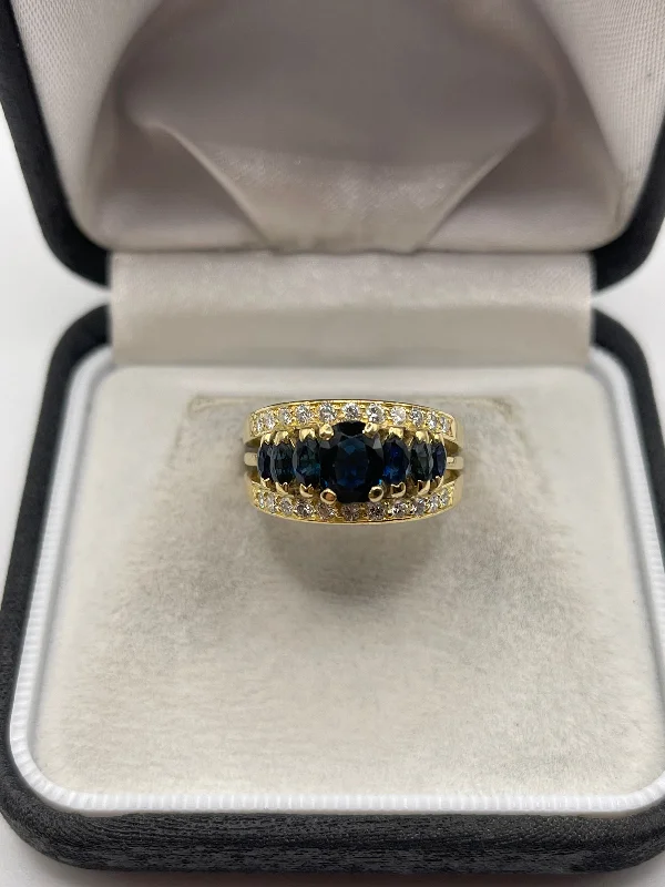 Light enamel rings-18ct gold sapphire and diamond ring