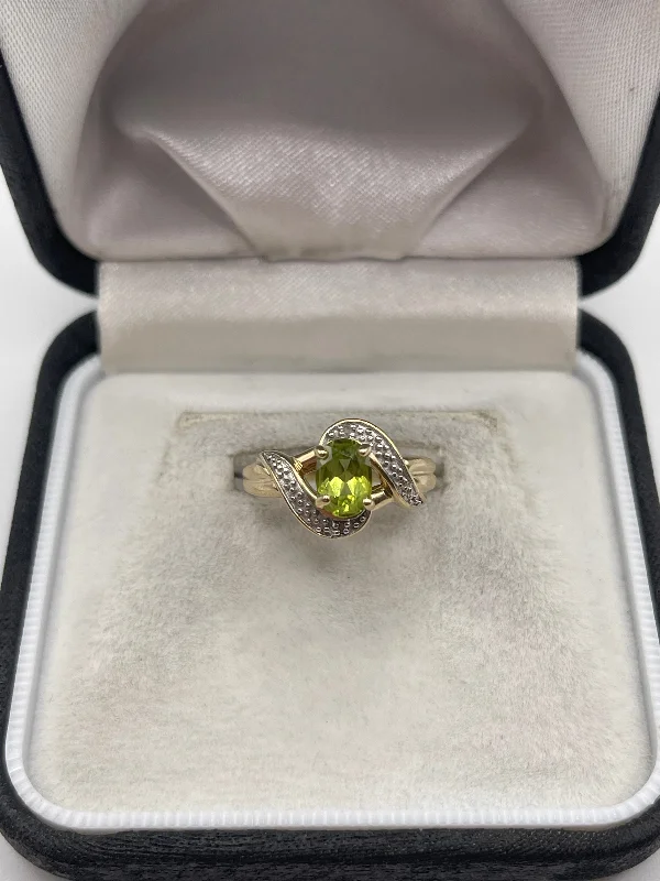 Shiny bead rings-9ct gold peridot and diamond ring