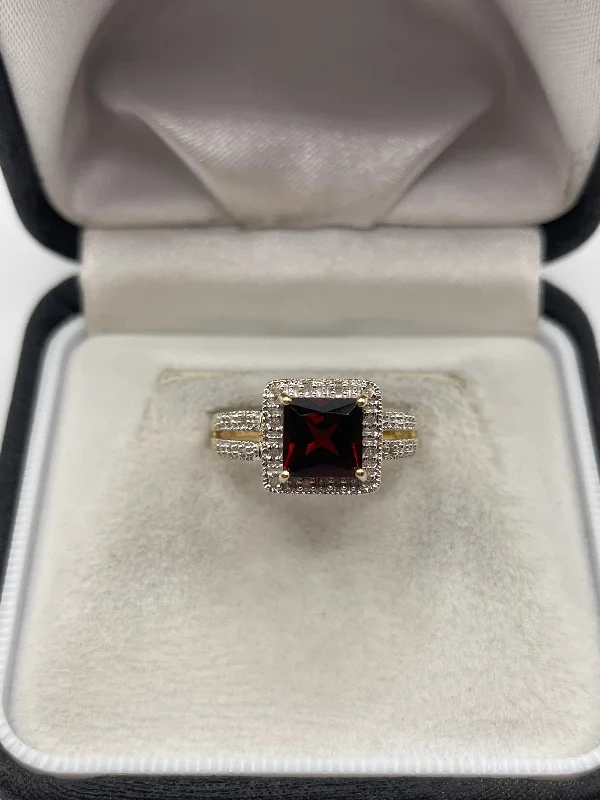 Bright modern rings-14ct gold garnet and diamond ring