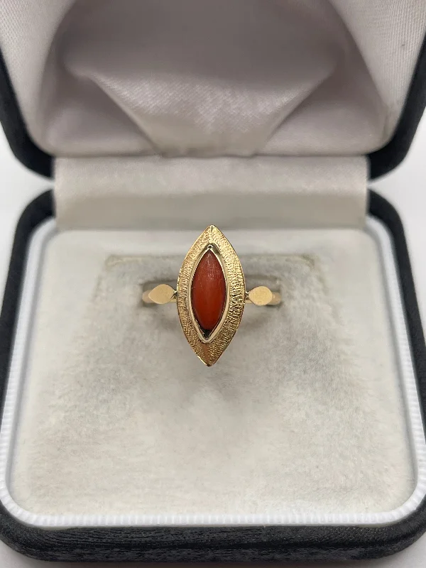 Fiber edge rings-18ct gold coral ring