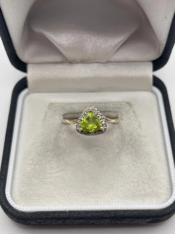 Clear crystal rings-9ct gold peridot and diamond ring