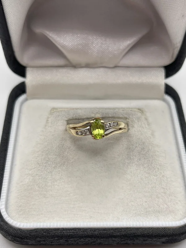 Bright name rings-9ct gold peridot and diamond ring